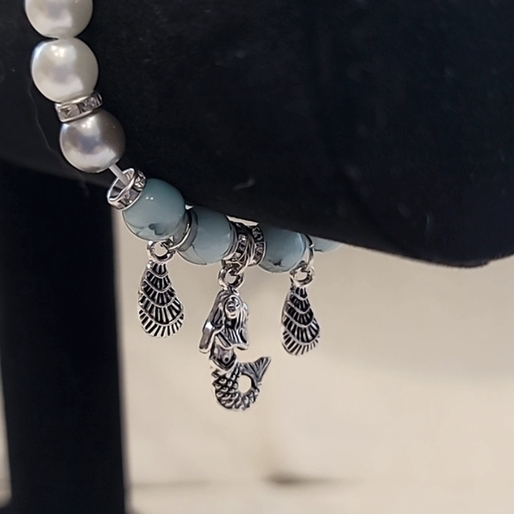 Mermaid & Shells glass 8mm beaded stretch bracelet - Picture 4 of 4